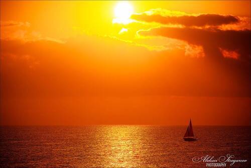 Рассвет на море, яхта на восходе