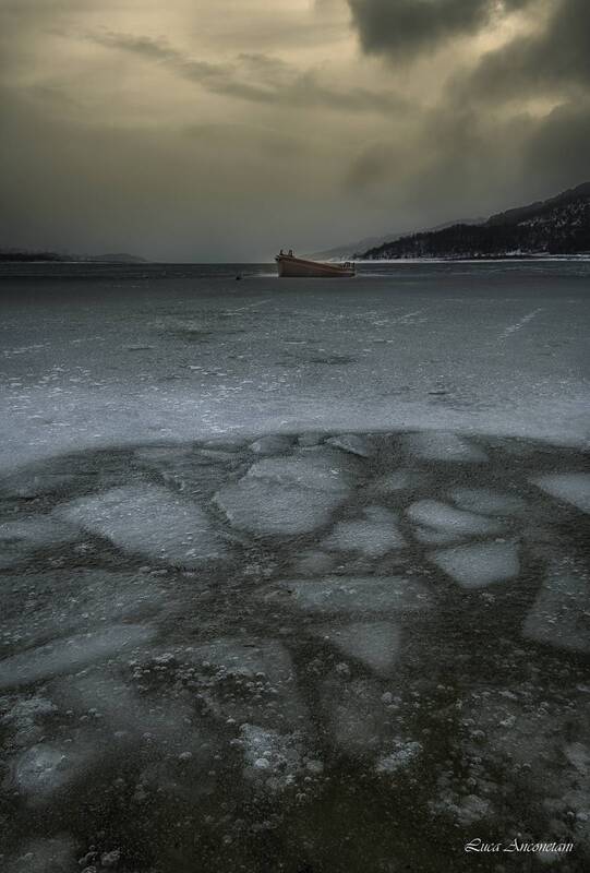 lake abruzzo italy cold winter ice boat travel Campotosto lake фото превью