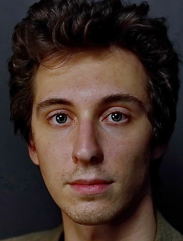 Портрет молодого человека фото превью