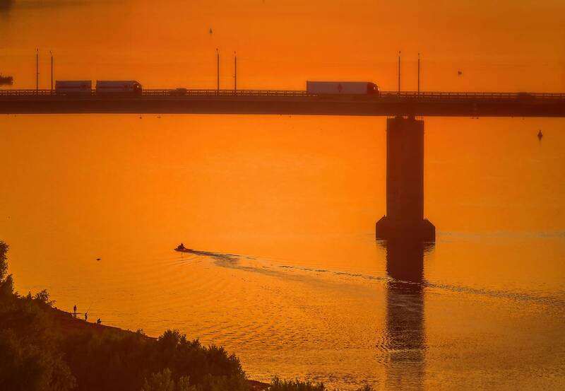 Sunset under the bridge фото превью