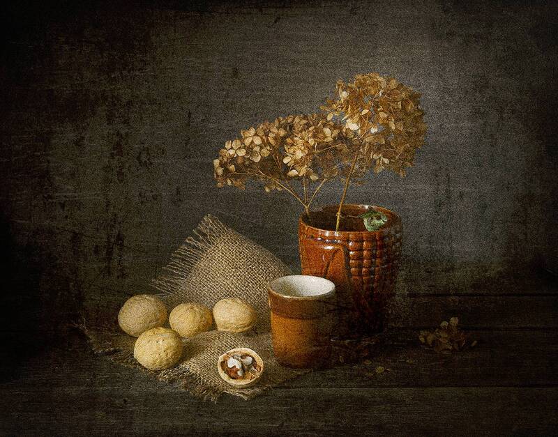 бокал, стопка, грецкие орехи, салфетка, мешковина, сухоцветы  фото превью