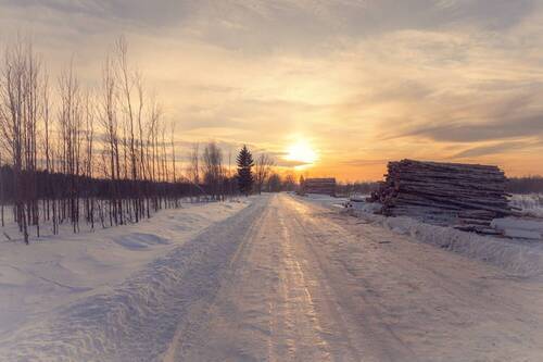 Закат над заснеженной дорогой