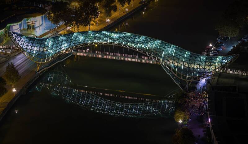 мост, мост мира, тбилиси, грузия, кура, парк рике, аэросъемка, вид сверху Ночная подсветка моста Мира в Тбилиси фото превью