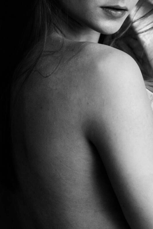 ню, fine art nude, чёрно-белая фотография, black and white, художественная фотография, fine art photography, минимализм, minimalism, женская форма, female form, силуэт, silhouette, крупный план, close-up, текстура, texture, пластика, body lines, светотень Граница тишины фото превью