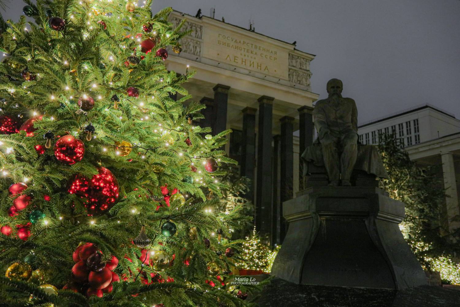 москва огнибольшогогорода зимняясказка сказкавгороде рождество проектзимавмоскве рождественскоенастроение снег рождественскиеогни новогодниеогни зимавгороде волшебнаябиблиотека лампанастольная лампа библиотекаленина библиотека книги ели книга ель, Maria Lo