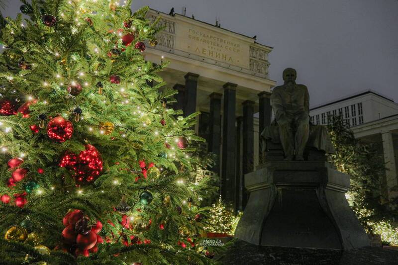 москва огнибольшогогорода зимняясказка сказкавгороде рождество проектзимавмоскве рождественскоенастроение снег рождественскиеогни новогодниеогни зимавгороде волшебнаябиблиотека лампанастольная лампа библиотекаленина библиотека книги ели книга ель Волшебная библиотека фото превью