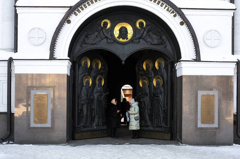 зима город монастырь люди У храма... фото превью