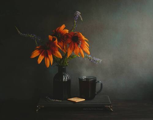 Цветы и чашка чая..