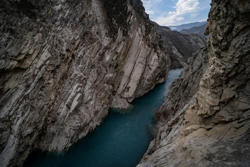 Россия, Дагестан, Казбековский район, река Сулак, Сулакский каньон, пещера Нохъо,  Сулакский каньон фото превью