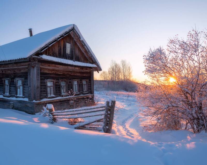 Провожая закат у старого дома фото превью