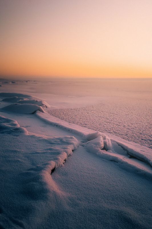 зима, холод, лед, замерзшая поверхность, минимализм, минималистичный пейзаж, север, арктика, тундра, пустота, тишина, покой, пространство, горизонт, линия горизонта, рассвет, мягкий свет, рассеянный свет, пастельные тона, холодные оттенки, текстура, факту Граница тишины фото превью