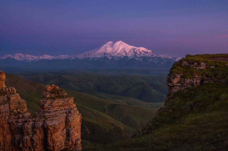 кавказ, карачаево-черкесия, кчр, горы, бермамыт, плато бермамыт, скалистый хребет, эльбрус, синий час, закат в горах Эльбрус в холодном штиле фото превью
