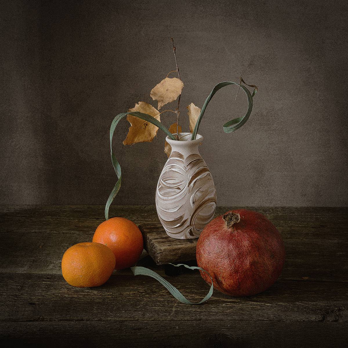 гранат, мандарины, ваза, сухая трава, листья, Алексей Бычков