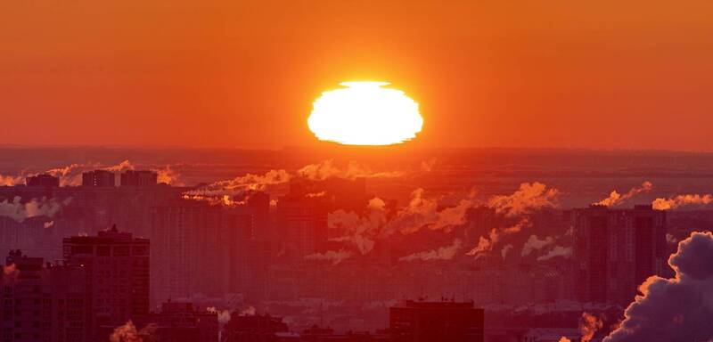 Морозный рассвет или восход рваного солнца фото превью