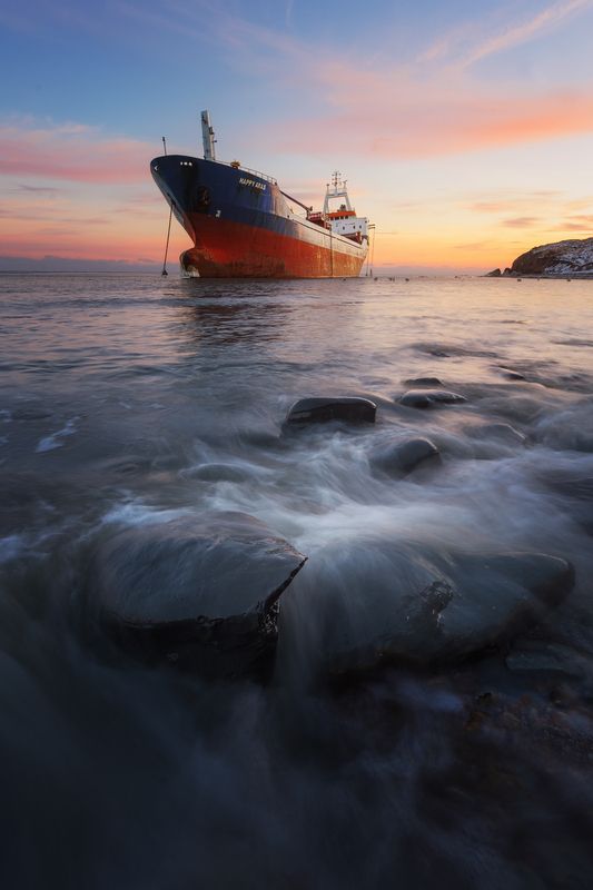 Разбитый сухогруз в Тамани фото превью