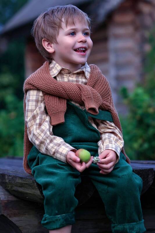 мальчик, лето, деревня, детство, яблоко, стол, лавка, зелень Данила фото превью