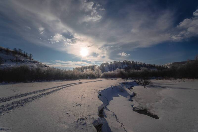 по берегу реки фото превью