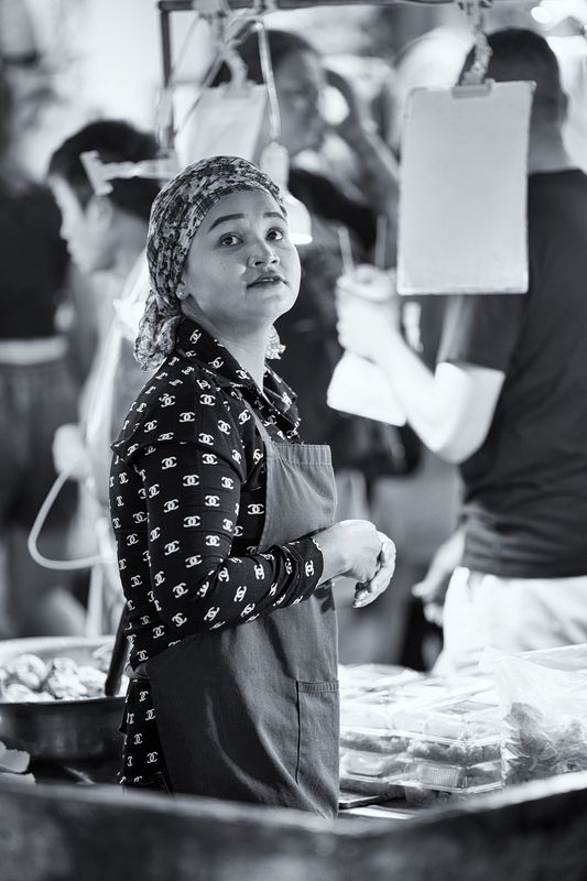 Продавщица на рынке фото превью