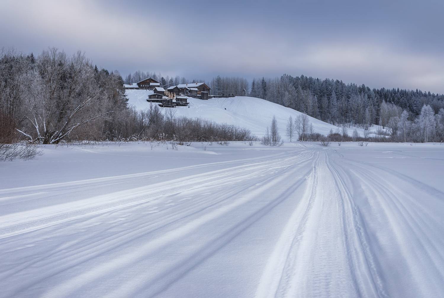 зима, снег, следы, горки, лес, дома, природа, пейзаж, малые корелы, Вера Ра