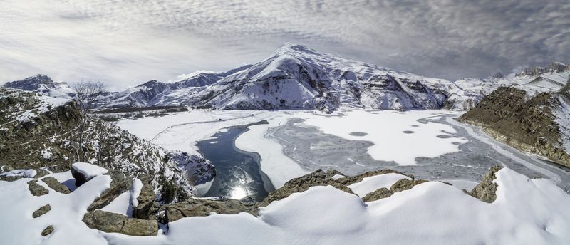 Россия, Кабардино-Балкария, озеро Гижгит, Былымское озеро, Приэльбрусье,  Зимняя панорама озера Гижгит. фото превью