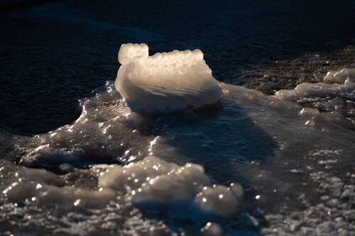 Причудливого ледокола путь.