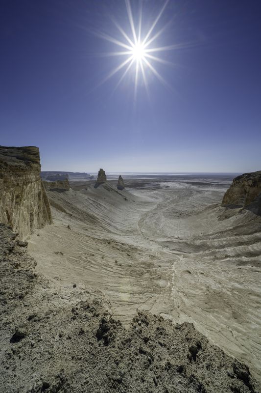 Казахстан, полуостров Мангышлак, Мангыстау, урочище Бозжыра,  Марсианское солнце фото превью