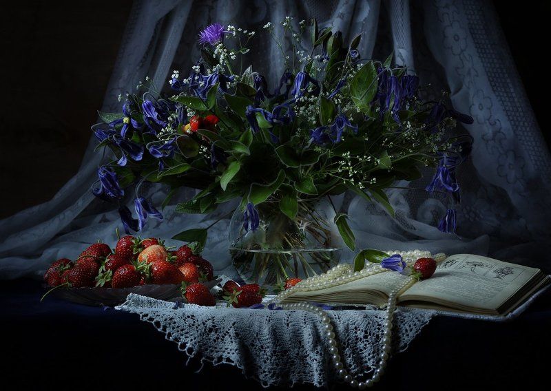 Натюрморт с клубникой фото превью