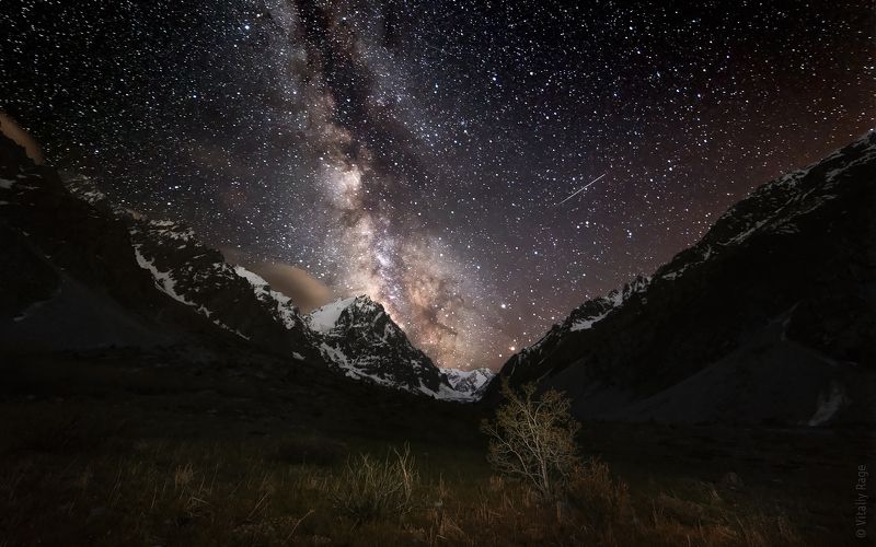 казахстан, ночь, млечный путь, горы Ночь перед восхождением фото превью