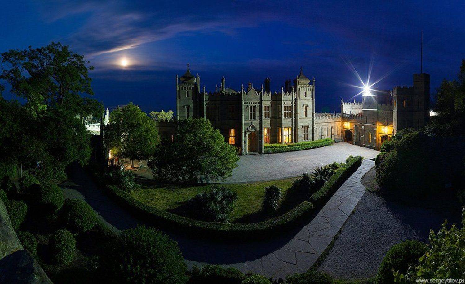 Алупка, Воронцовский дворец, Дворец, Крым, Луна, Море, Ночь, Парк, Пейзажи Крыма, Фонарь, Ялта, Serge Titov