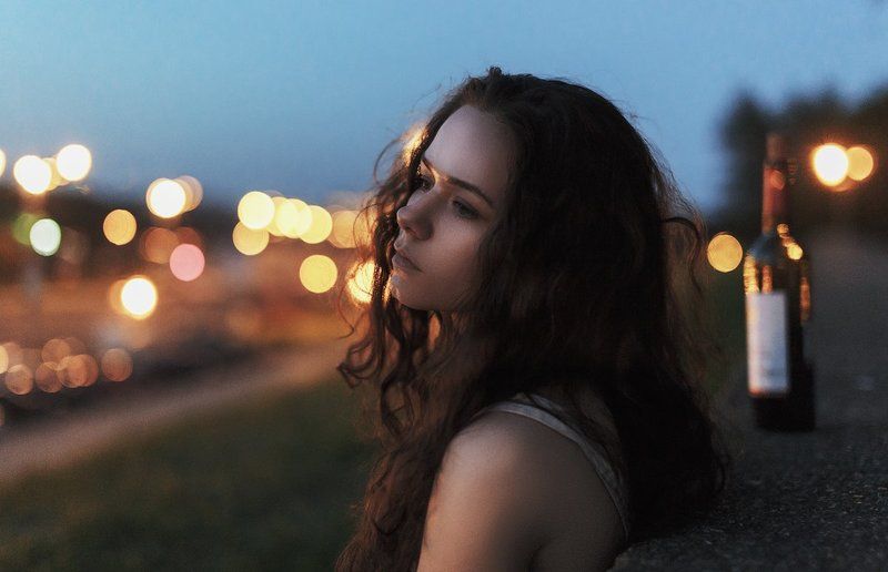 портрет вечер вино девушка огни город эмоции лето закат Summertime sadness фото превью