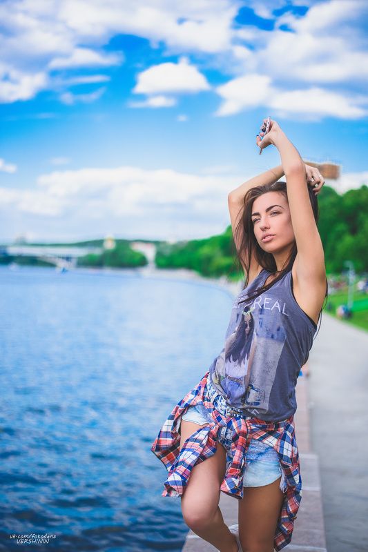 девушка, небо, вода, берег, набережная, москва, лужники  фото превью