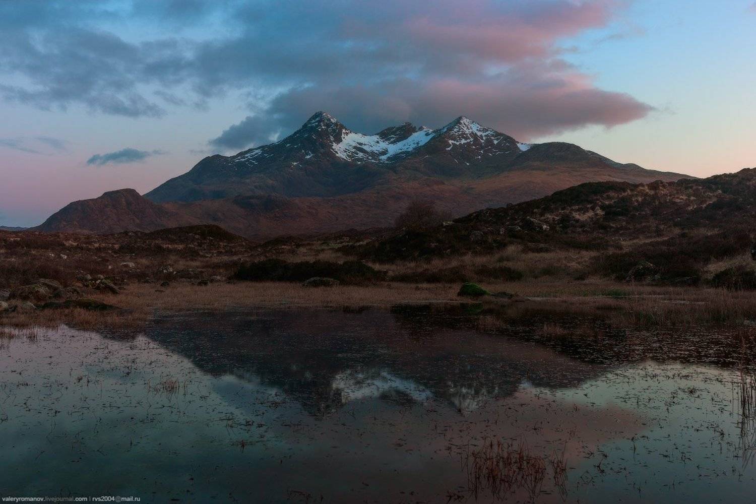 Отражение, горы, Блэк Куллин. озеро, голубой. красный, корчиневый, река, Слигчейн, остров, Скай, Шотландия, Валерий Романов