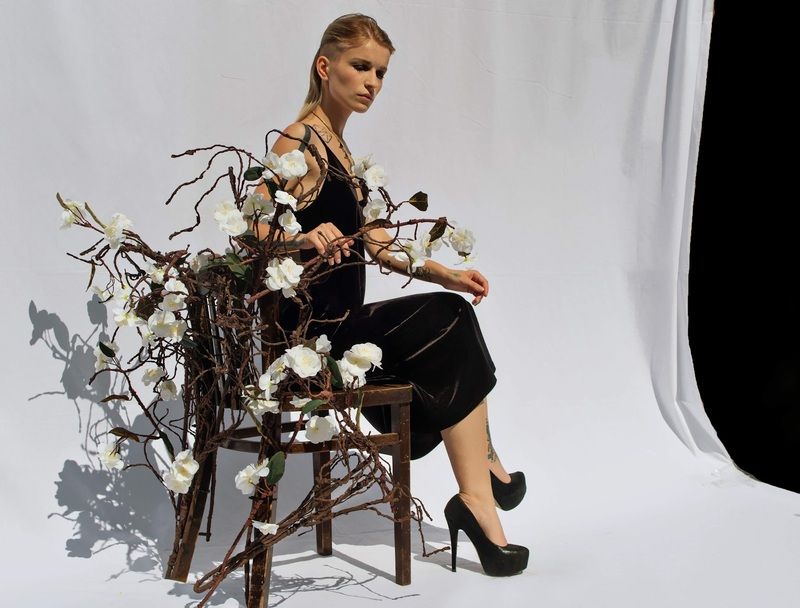 Она вся в своих мечтах, а он уже кажется влип... фото превью