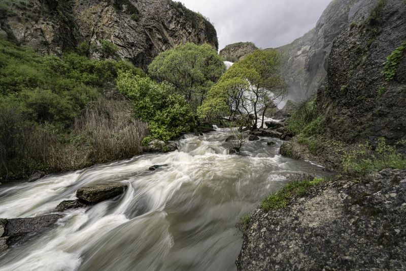 Армения, Ширакская область, водопад Трчкан, река Чичхан, Воды  водопада Трчкан фото превью
