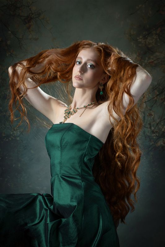 Рыжая девушка, зеленое платье, зеленые глаза, колье, серьги. Водопад твоих волос фото превью