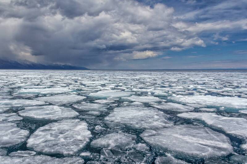 За уходящим льдом Байкала фото превью