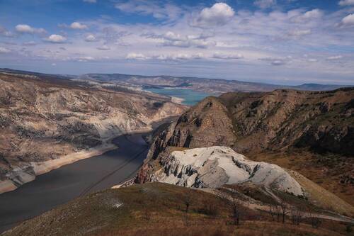 Чиркейское водохранилище..   без большой воды..