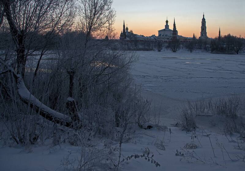 Богоявле́нский Ста́ро-Голу́твин монасты́рь — мужской монастырь Русской православной церкви на окраине Коломны. Расположен недалеко от места впадения реки Москвы в Оку . Основан в конце XIV века. фото превью