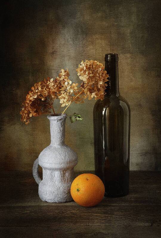 бутылка, ваза, апельсин, сухие цветы  фото превью