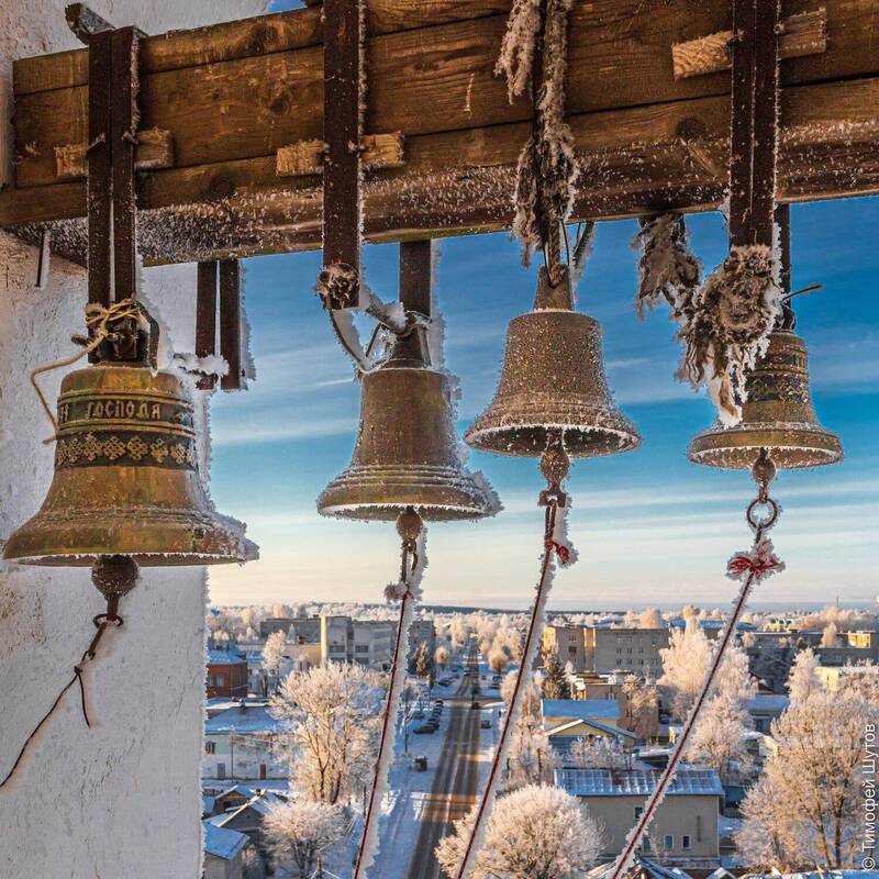 валдай Замёрзшие колокола на звоннице Троицкого собора в Валдае фото превью