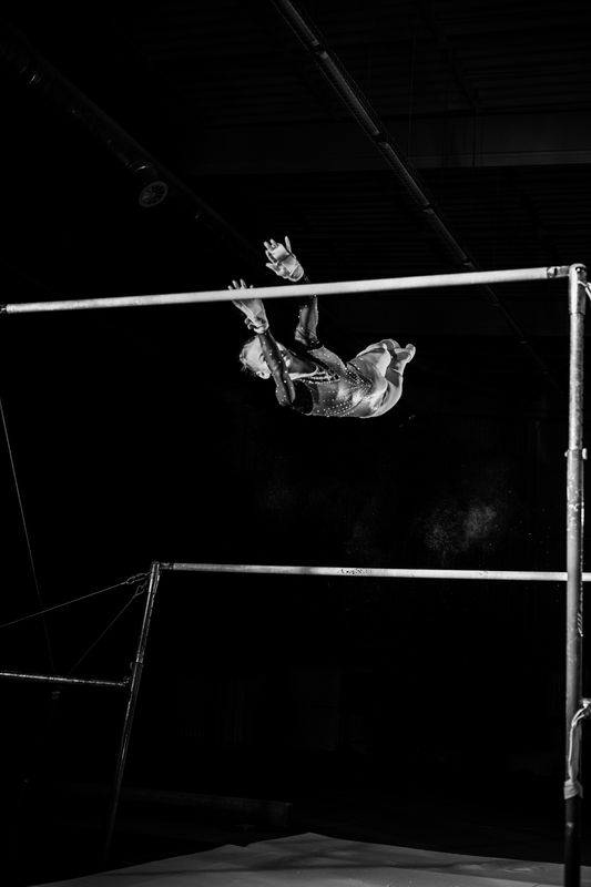 Спортивная гимнастика полёт прыжок соревнование  Захват фото превью