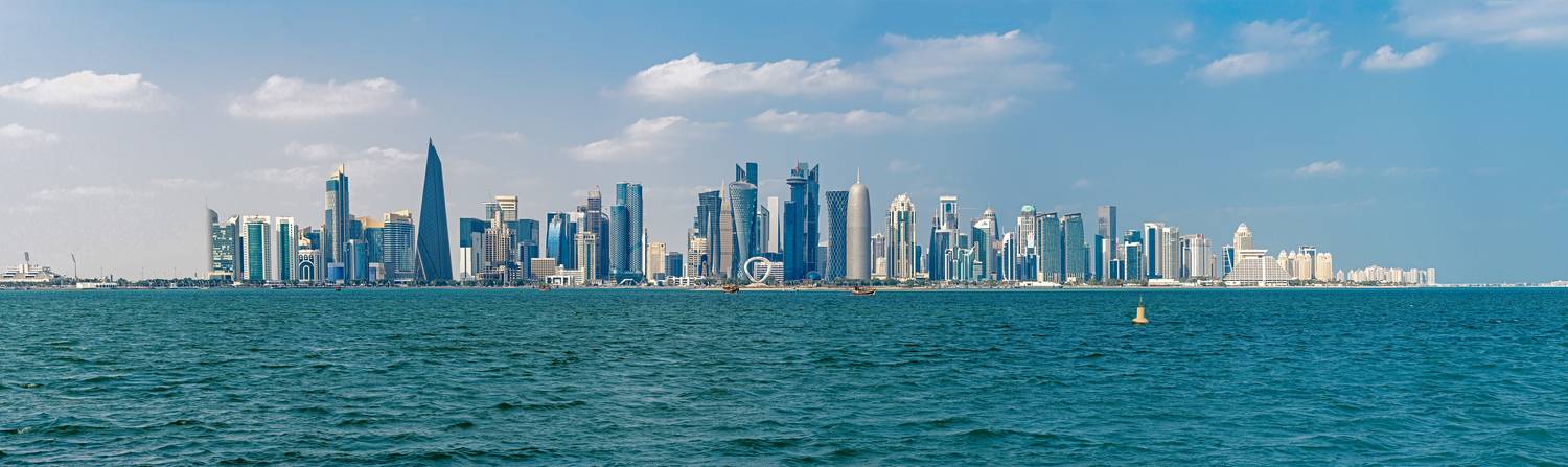 Панорама, мегаполис, столица, Катар, город, Доха, Персидскоий залива. небоскребы, вода, залив, море, дымка, голубой, современный, арабский, страны залива, облачный, небо, горизонт, широкий угол, облако, сити, Сытилин Павел