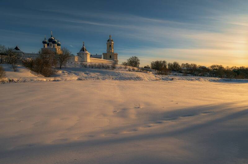серпухов, московская область, россия, храм, церковь, православие, монастырь, зима, мороз, вечер, закат Высоцкий монастырь в зимнем свете фото превью