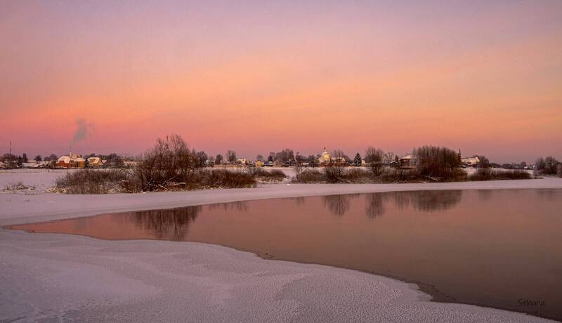 зима река лёд полынья посёлок вечер природа пейзаж Морозный вечер. фото превью
