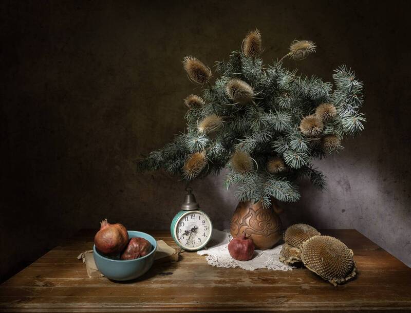 натюрморт, ель, гранат, ворсянка ворсовая, будильник, подсолнух Время зимы... фото превью