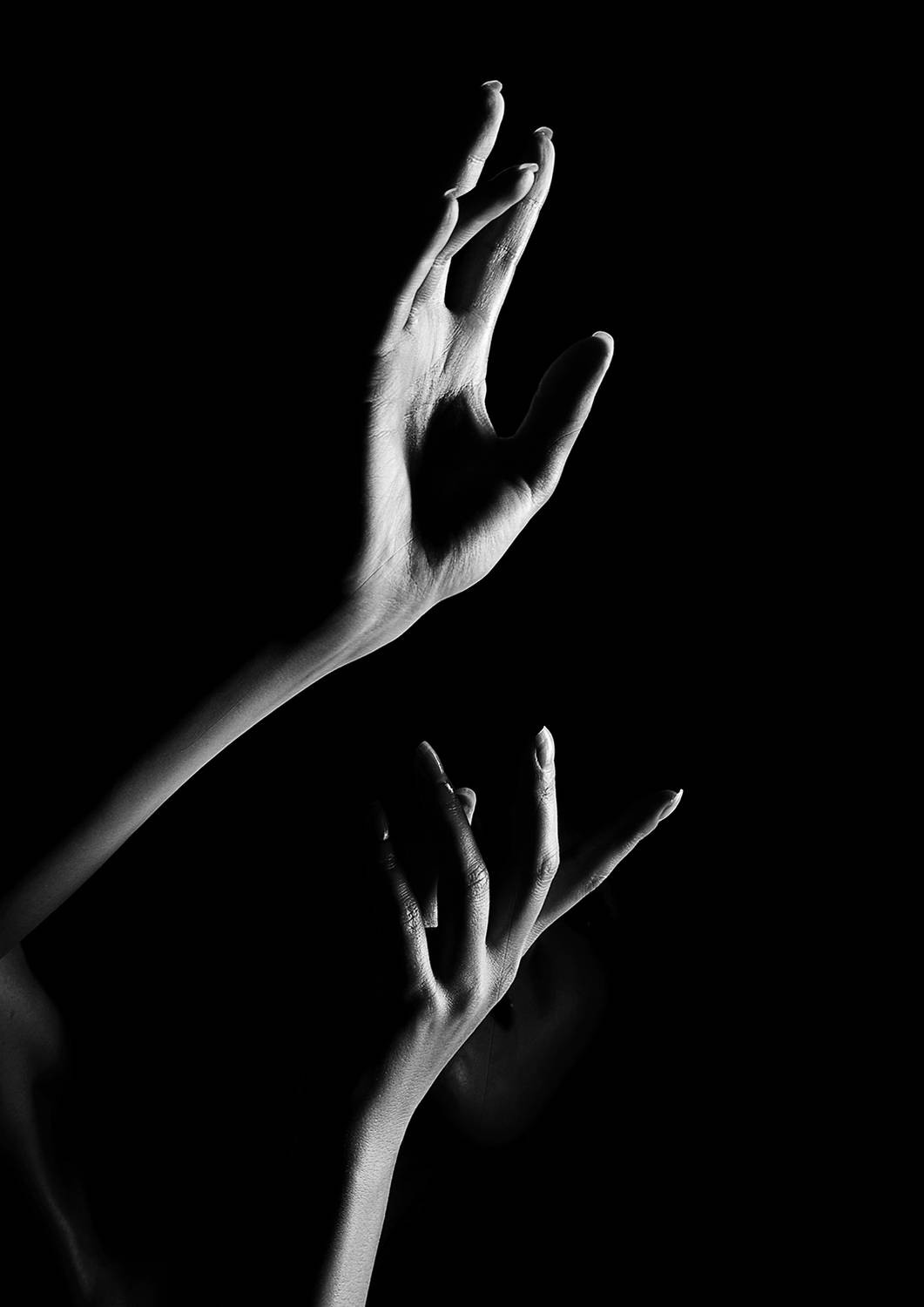 концептуальная фотография, арт фотография, черно-белая фотография, минимализм, жест, движение, пауза, ожидание, предвосхищение, прикосновение, руки, пластика, линия, свет и тень, форма без лица, fine art, conceptual photography, black and white, bw, visua, Маркачев Леонид