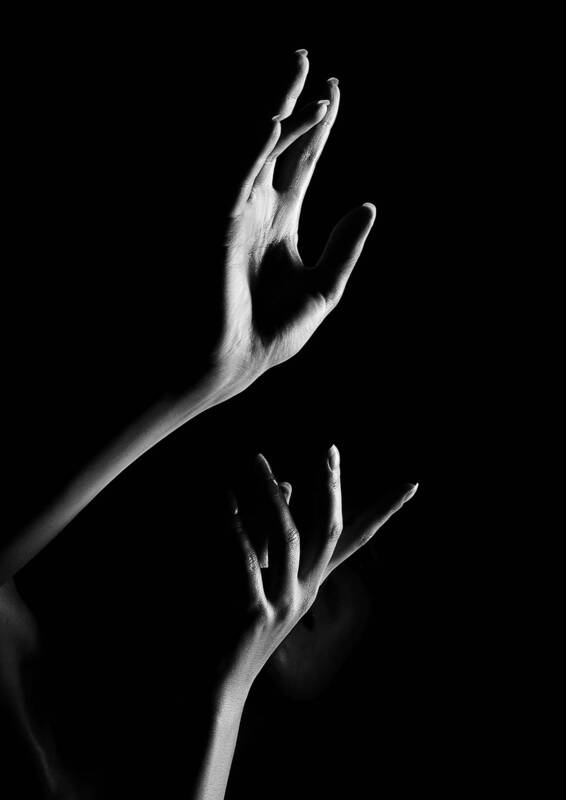 концептуальная фотография, арт фотография, черно-белая фотография, минимализм, жест, движение, пауза, ожидание, предвосхищение, прикосновение, руки, пластика, линия, свет и тень, форма без лица, fine art, conceptual photography, black and white, bw, visua До касания фото превью
