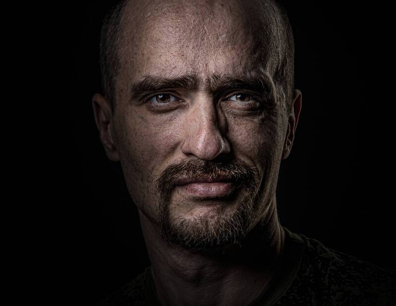 портрет молодого человека фото превью