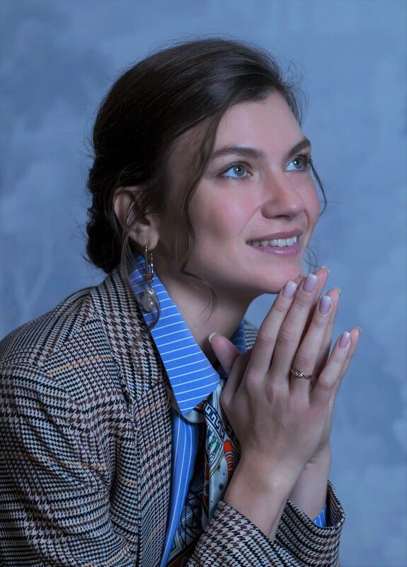 Красивая девушка, взгляд, студия, пиджак, рубашка Мечта фото превью