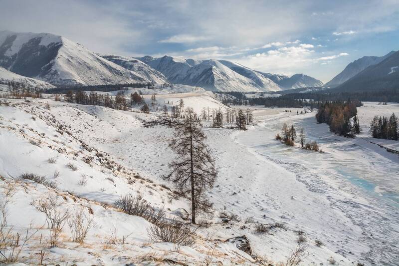 россия, горный алтай, зима, горы, река Под снегом и льдом фото превью